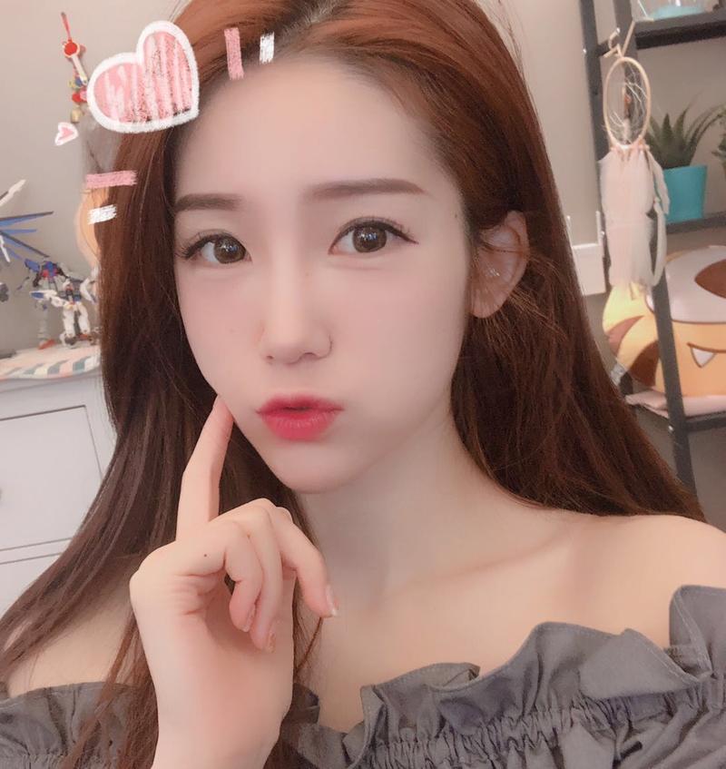 美女主播小熊再做解说,网友很皮:腿,精彩!比赛,精彩!