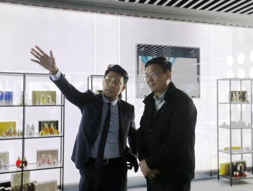书记汇报集团化工产业成果 随后,泰鲁集团董事长李超群就集团基本情况