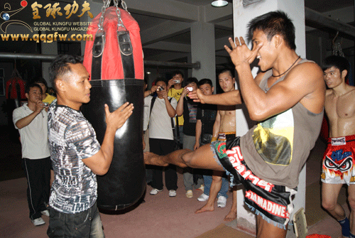 花式泰拳王暹猜·波帕姆示范花式泰拳动作