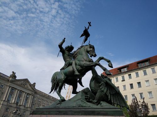 圣乔治和龙纪念雕像