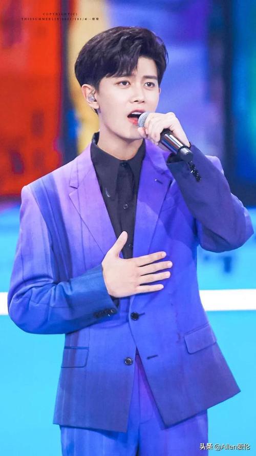 任嘉伦2021国庆紫色造型