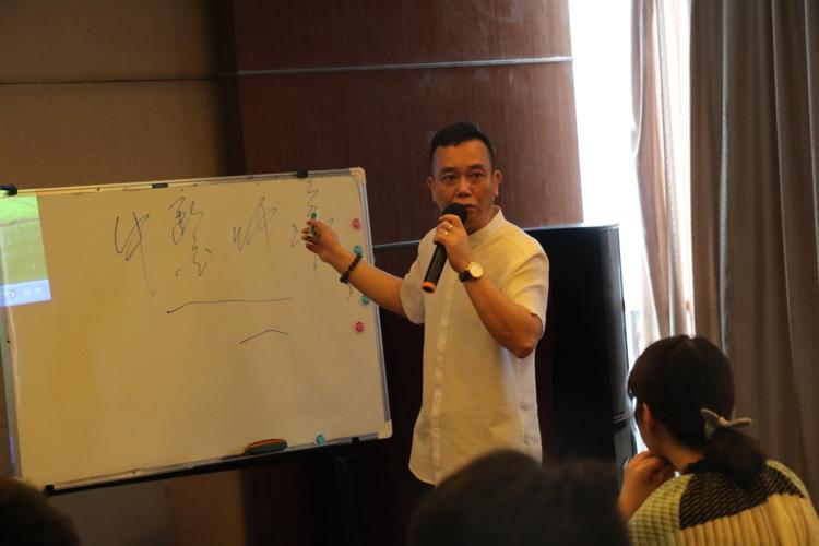 图1 中医师承初试现场专家指导会委员会秘书长陈华丰教授讲话