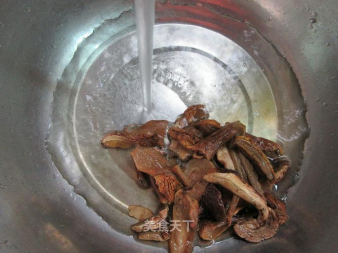 将已泡发的牛肝菌清洗清洗捞出挤干水分.