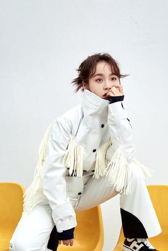 张佳宁小可爱换风格,穿白色流苏连体裤配厚底鞋,尽显干净霸气