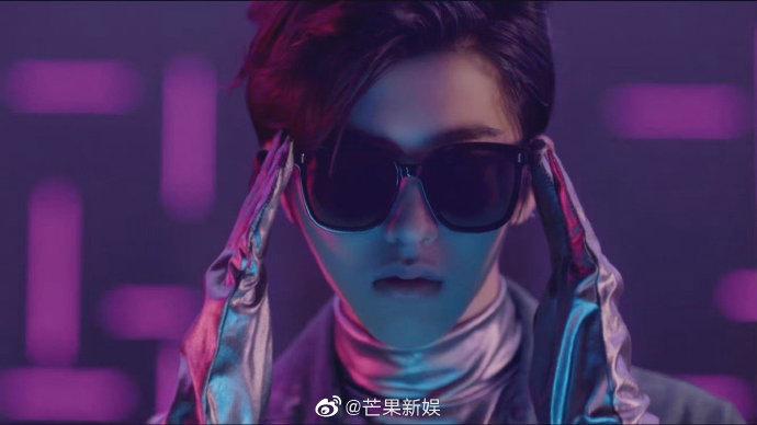 黑白滤镜好有氛围感啊,墨镜一戴秒变大奎,酷帅高冷,好a啊@蔡徐坤