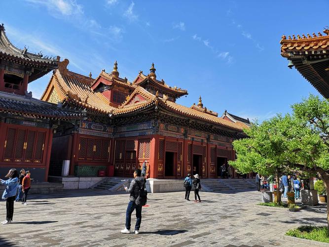 雍和宫的建筑系黄瓦红墙,与紫禁城皇宫一样规格,因为这里曾出过两位