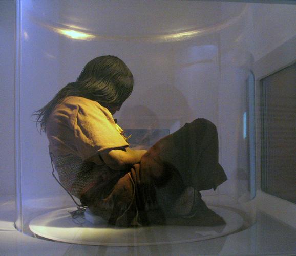安第斯山脉发现500年前的「冰冻少女」!保存完好连皮肤都还有弹性!