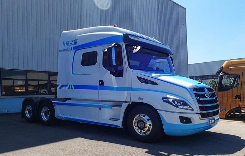 柳汽新概念长头牵引车乘龙t7l给你一个移动的家!