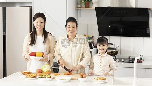 祖孙三代在厨房一起做饭