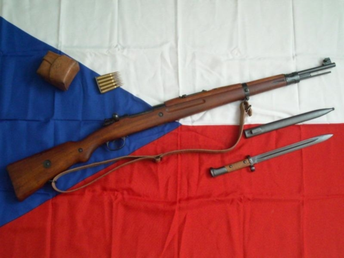 就有相当一部分装备的是捷克斯洛伐克的vz24的,当时称为是捷克式步枪