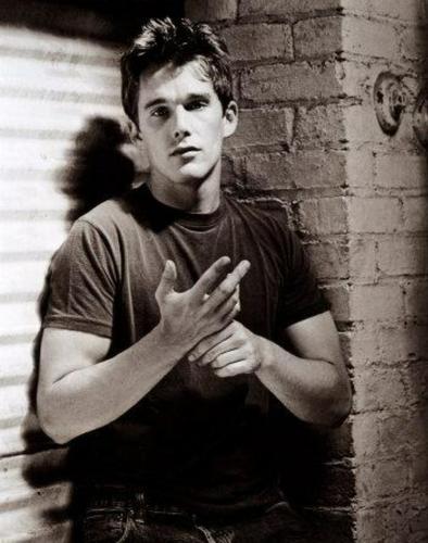 再添一位男神伊桑霍克