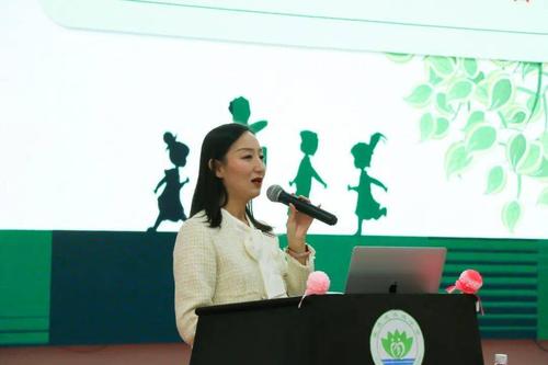 英德市实验中学英德市清涟小学邀名班主任张玉石来校做搭建自主管理的