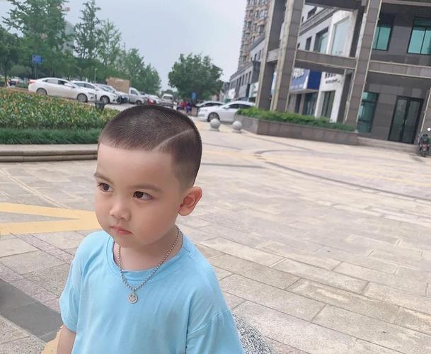 2一6岁男宝宝发型寸头有哪些?这几款帅气又俏皮,更适合夏天