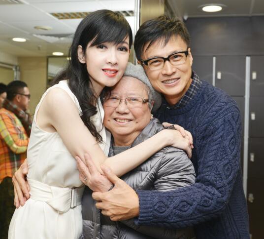 51岁周慧敏与老公倪震亲密合影照 结婚九年为爱尊敬