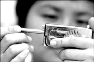 广州机场一女携带已上膛微型防暴枪登机被查获(图)