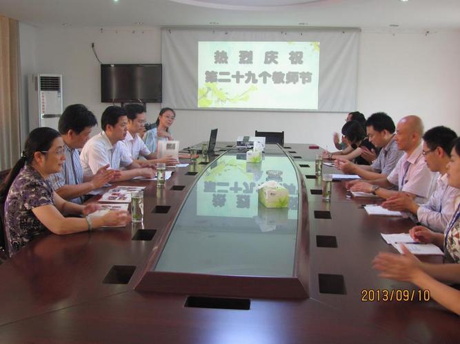 市教育局局长刘志鹏,市红十字会常务副会长傅丽莉参加慰问和座谈.