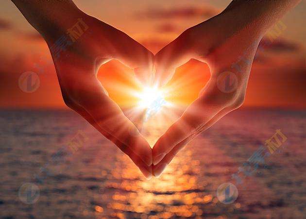 夕阳海边爱心手势高清图片下载