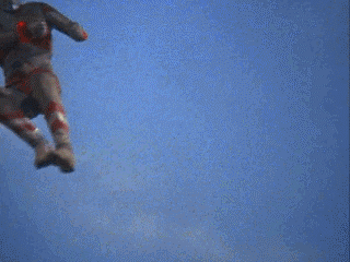 凌空飞膝其实这招跟二踢腿很像,一只脚蹬地把另一只顶起来,只不过这里