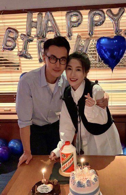 46岁刘恺威近现身林夏薇生日聚会,和女方亲密搂肩,关系真好