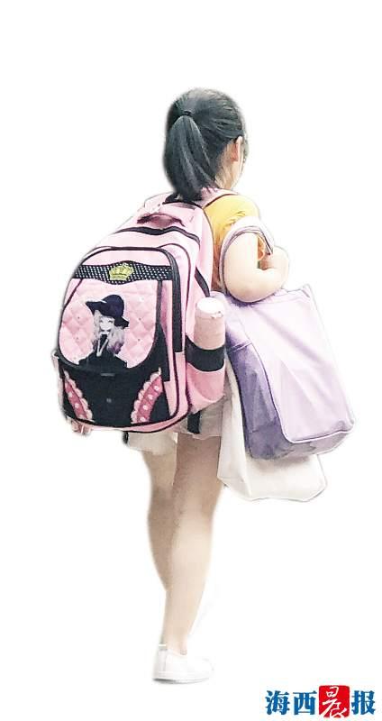 小学生背书包图片