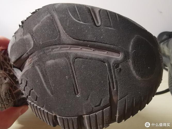从磨损鞋底看,外侧磨损严重