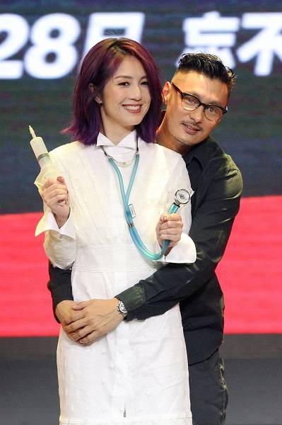 《春娇救志明》首映 余文乐环抱杨千嬅狂撒狗粮