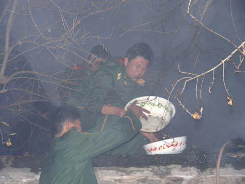 石泉县城民宅发生火灾 消防武警官兵奋力扑救