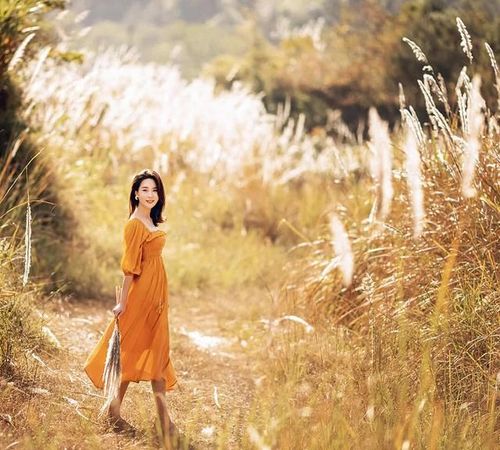 秋意浓,7个唯美的秋季人像拍照姿势和技巧,让你拍照自然又上镜