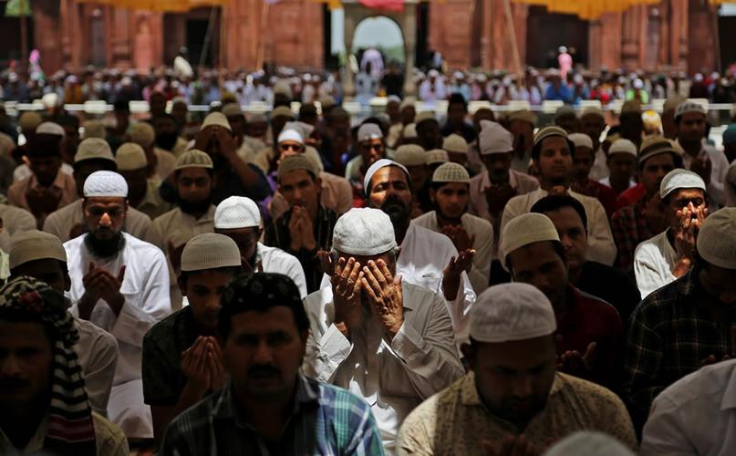 巴基斯坦卡拉奇,在街边参加主麻聚礼后的穆斯林向真主祈祷.