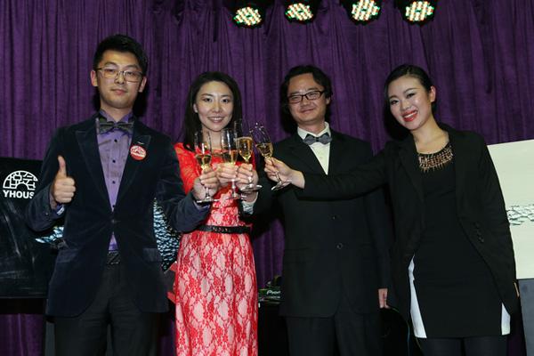 yhouse悦会ceo王亮先生,副总裁陈阳女士与团队代表合影