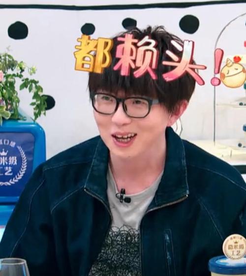 对此,毛不易的解释是:"今天的发型比较蓬松,平时是62公分左右.