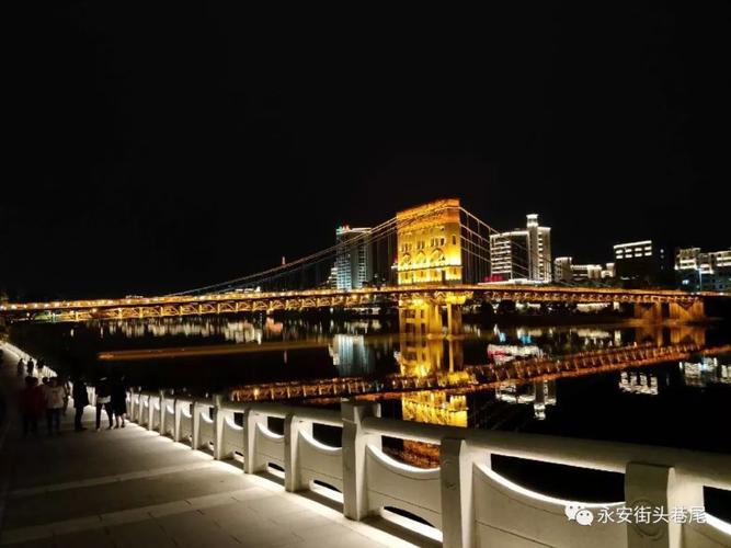 流光溢彩夜景桥美醉了,还有玻璃栈道呢.