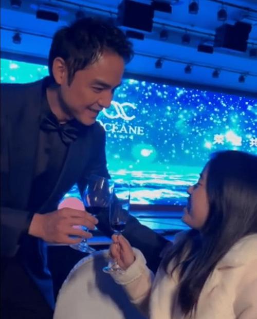 原创明道加盟张庭公司,当众与女员工吻头发闻脖子,动作比林瑞阳还油