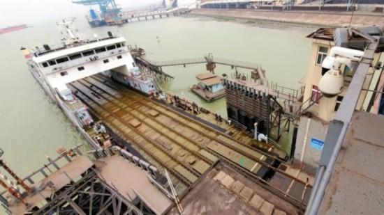 从2004年至停运前,靖江,江阴火车轮渡是我国内河流域唯一在航的火车