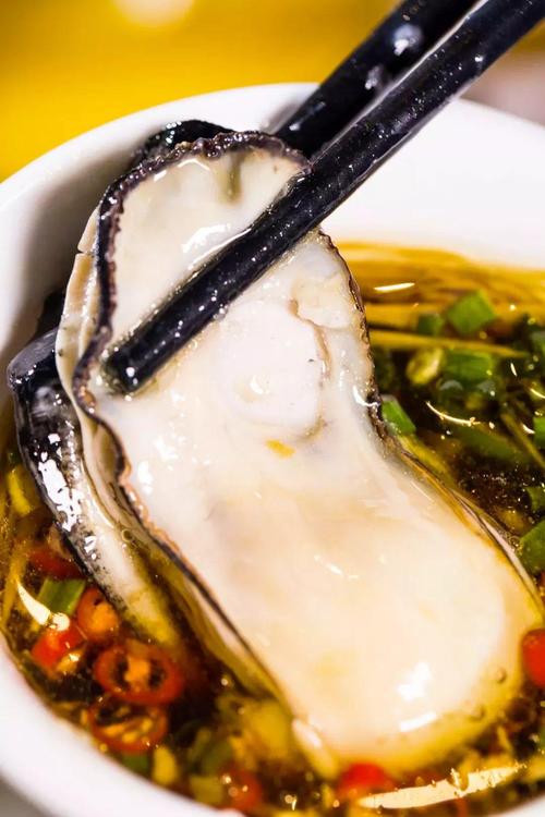 生蚝涮烫1分钟刚好,保持了它本来的鲜美,一口下去,就两个字"鲜甜"!