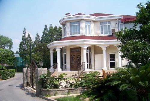 靳东所住小区 这是靳东在上海的一栋豪华别墅,无论是从外面来看,还是