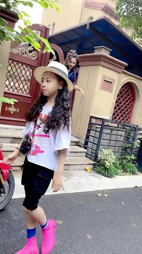 焱娃娃的气质是天生的,这样的女孩,可能就是比普通人优秀