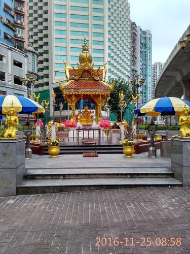 这是泰国四面佛,就在街道旁.