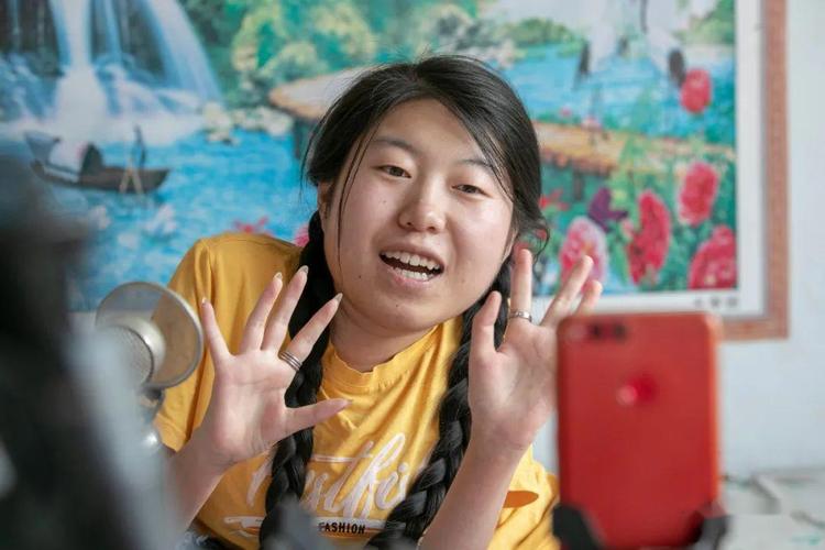 00后残疾女孩欣颖直播一年多圈粉近五万