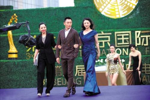 "华妃"乌唇现身被指似女鬼 佟丽娅美艳获封"女神"