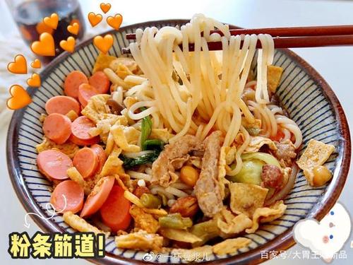 我还加了肥牛,火腿肠,煎蛋和青菜,豪华版牛奶螺蛳粉!吃到爽!