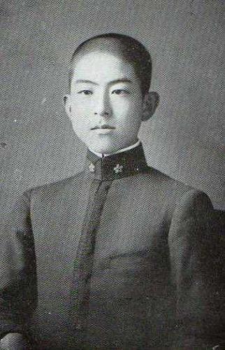 春仁相貌英俊,当时,高松宫宣仁亲王(大正天皇第三皇子)曾在他的日记