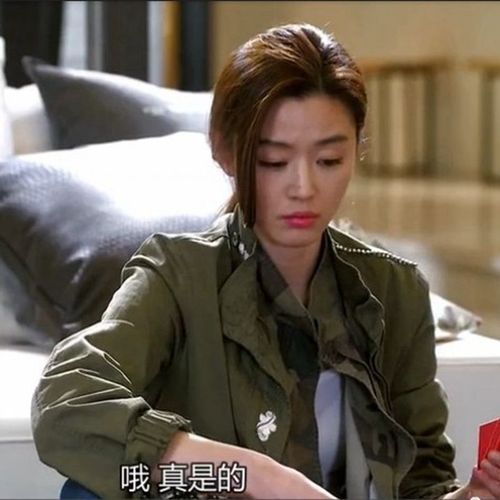 千颂伊军绿色外套