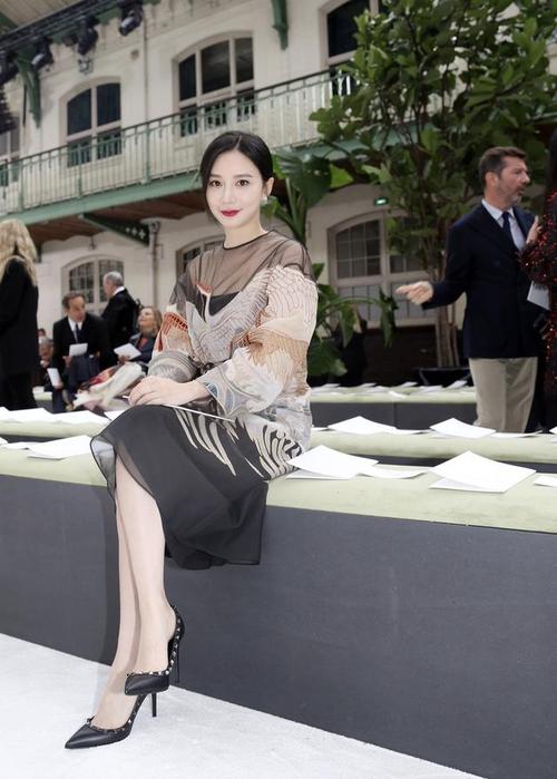 熊乃瑾现身valentino秀场