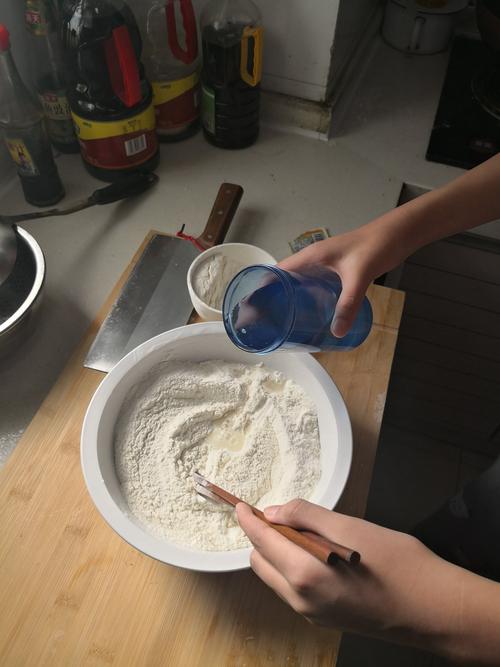 和面,一边加水,一边搅拌