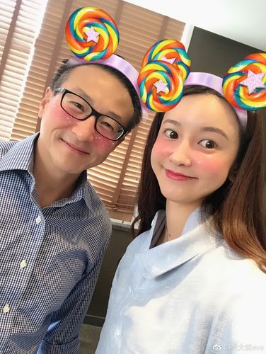 日前,王思聪前女友雪梨与张大奕在微博晒出现身阿里,与蔡崇信合影的