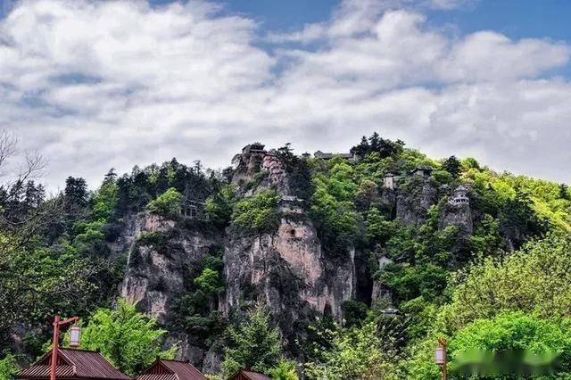 崆峒山     崆峒山风景区位于平凉市,是我国首批国家级5a旅游风景区