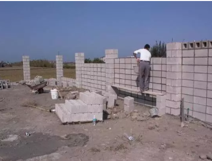 下面是给这套房子增加一个院墙和门厅.