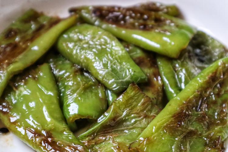 虎皮青椒可是小编的拿手菜,煎青椒的时候我从来没失过手,配料也是拿捏
