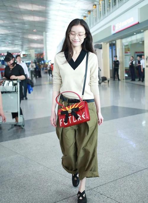 话说这双"芭蕾舞鞋"搭配得也是够任性的,比包包还抢镜.